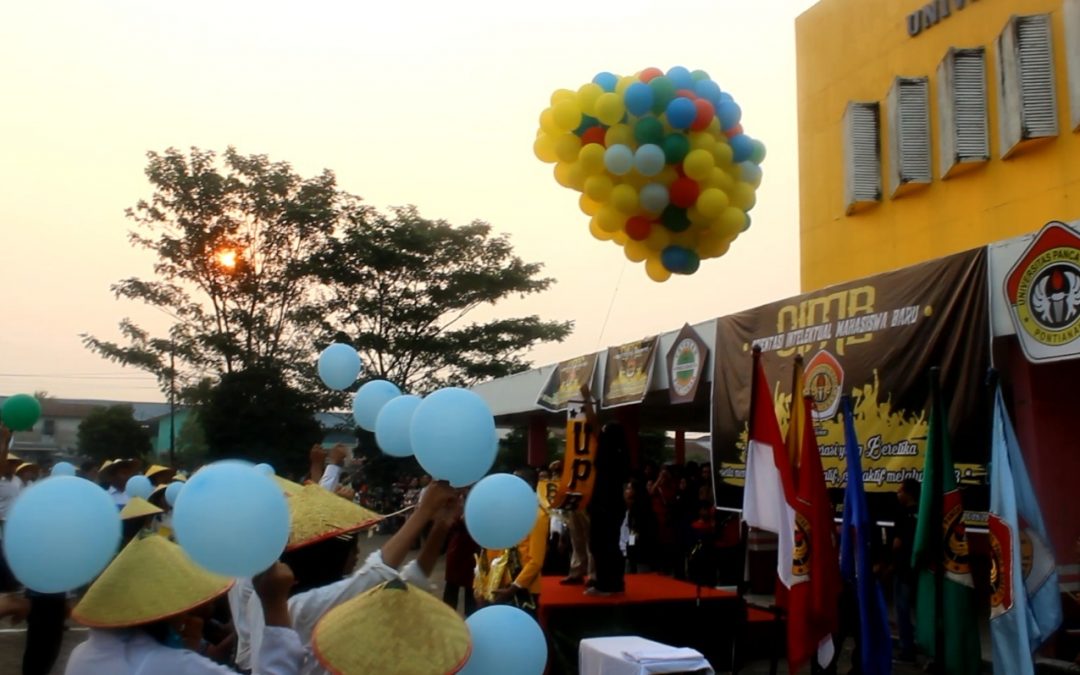 Anti Mainstream : Penutupan PKKMB Suguhkan Pelepasan Balon dan Caping Mop